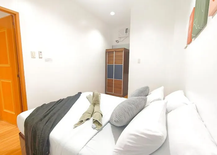 U4 La Guardia Townhouse 2 Bedroom Unit Free Parking Near It Park *