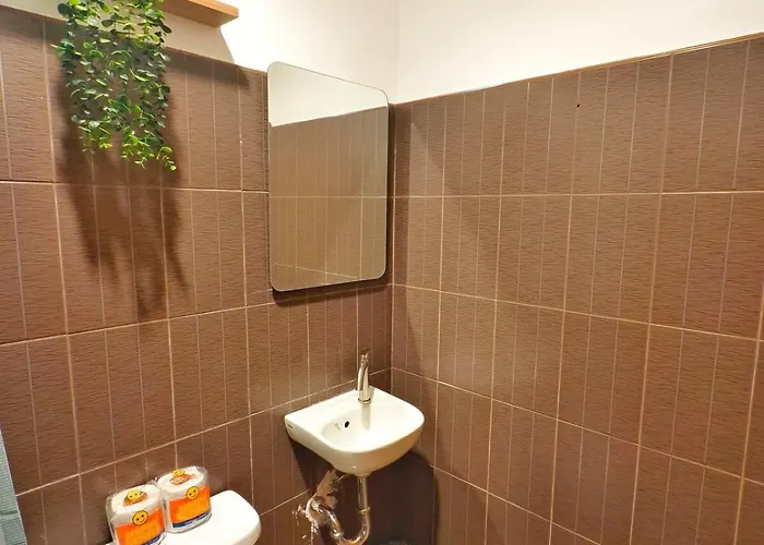 U4 La Guardia Townhouse 2 Bedroom Unit Free Parking Near It Park Apartment *
