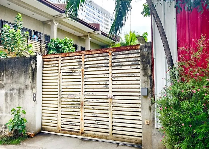 U4 La Guardia Townhouse 2 Bedroom Unit Free Parking Near It Park Cebu